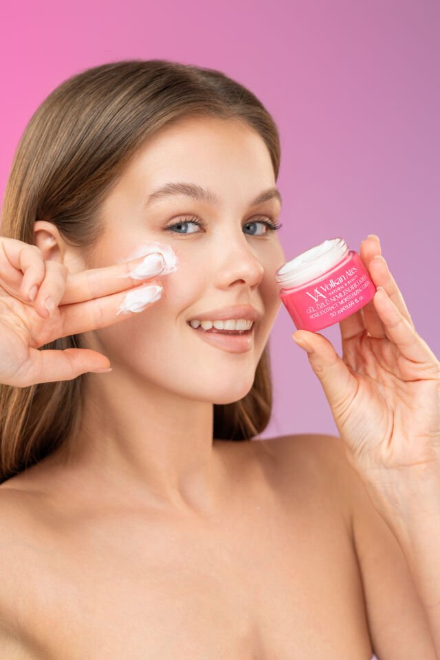 Volkan Ates Natural & Beauty Gül Özlü Nemlendirici Krem Cam Kavanoz 50 ml