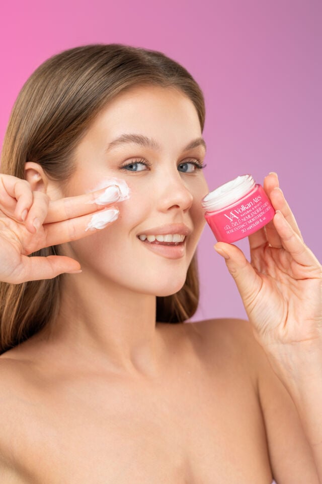 Volkan Ates Natural & Beauty Gül Özlü Nemlendirici Krem Cam Kavanoz 50 ml