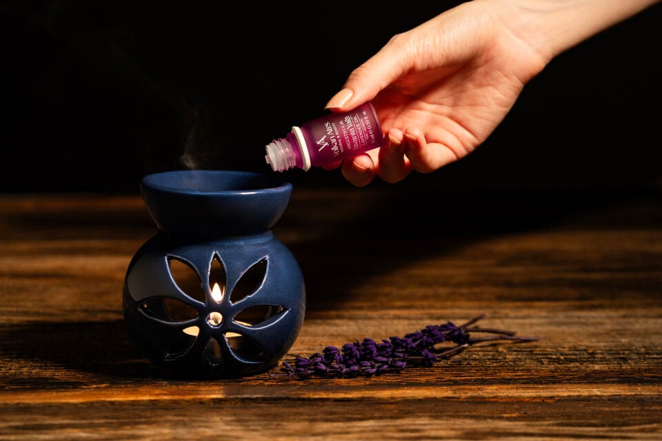 Volkan Ates Natural & Beauty Seramik Buhurdanlık Seti Lacivert Renk + Lavandula Angustifolia Saf Lavanta Yağı 10 ml + Mum