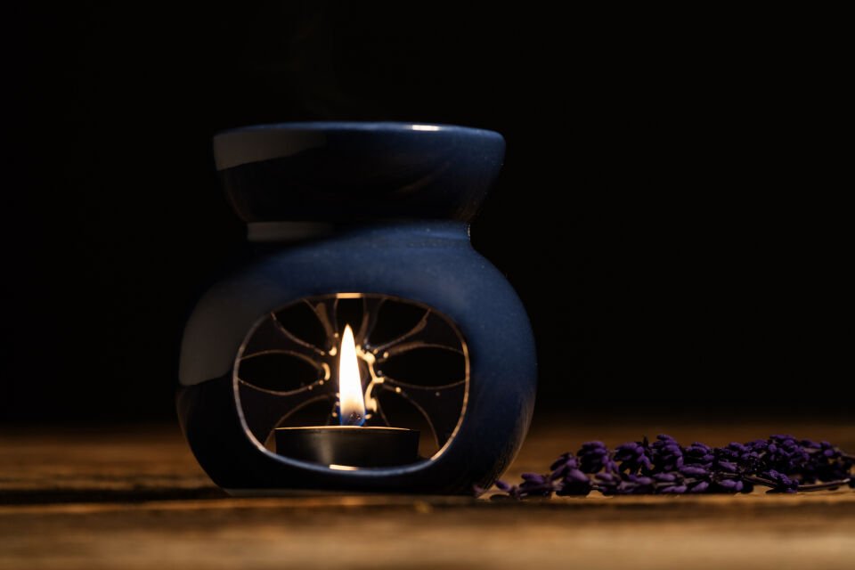 Volkan Ates Natural & Beauty Seramik Buhurdanlık Seti Lacivert Renk + Lavandula Angustifolia Saf Lavanta Yağı 10 ml + Mum