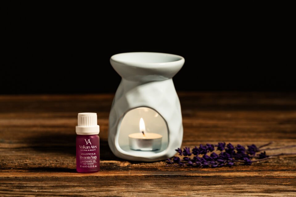 Volkan Ates Natural & Beauty Seramik Buhurdanlık Seti Açık Mavi Renk + Lavandula Angustifolia Saf Lavanta Yağı 10 ml + Mum