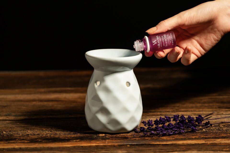 Volkan Ates Natural & Beauty Seramik Buhurdanlık Seti Açık Mavi Renk + Lavandula Angustifolia Saf Lavanta Yağı 10 ml + Mum