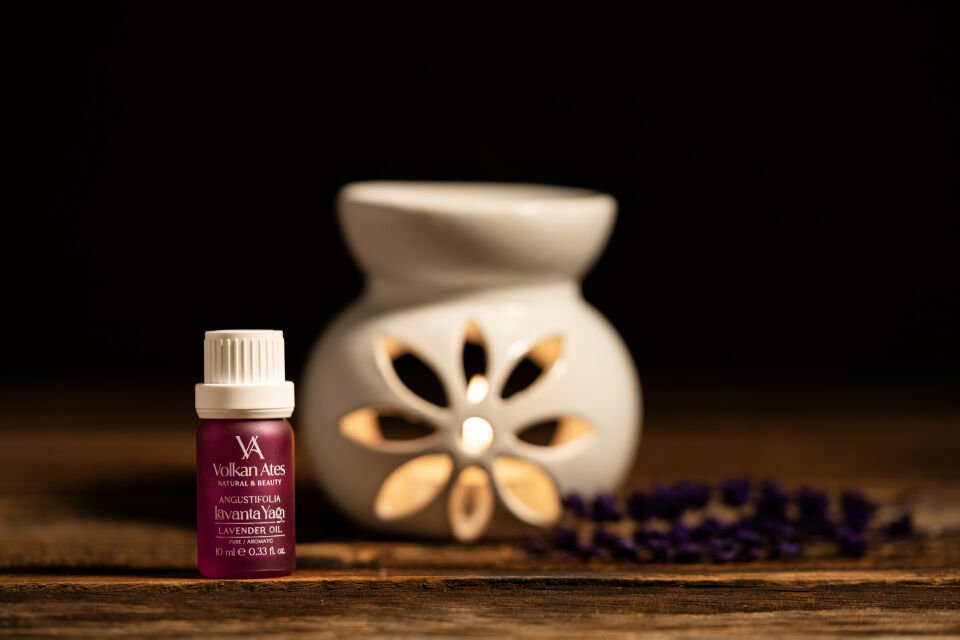 Volkan Ates Natural & Beauty Seramik Buhurdanlık Seti Beyaz Renk + Lavandula Angustifolia Saf Lavanta Yağı 10 ml + Mum