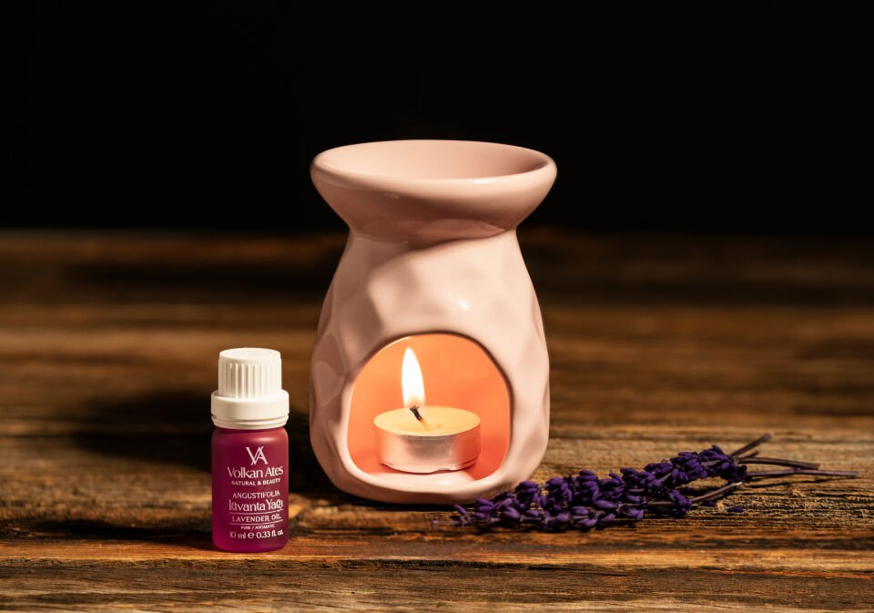 Volkan Ates Natural & Beauty Seramik Buhurdanlık Seti Pembe Renk + Lavandula Angustifolia Saf Lavanta Yağı 10 ml + Mum